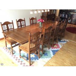 Matsalsbord inkl. stolar samt vitrinskåp