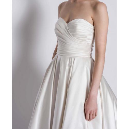 Vacker bröllopsklänning by Lou Lou Bridal